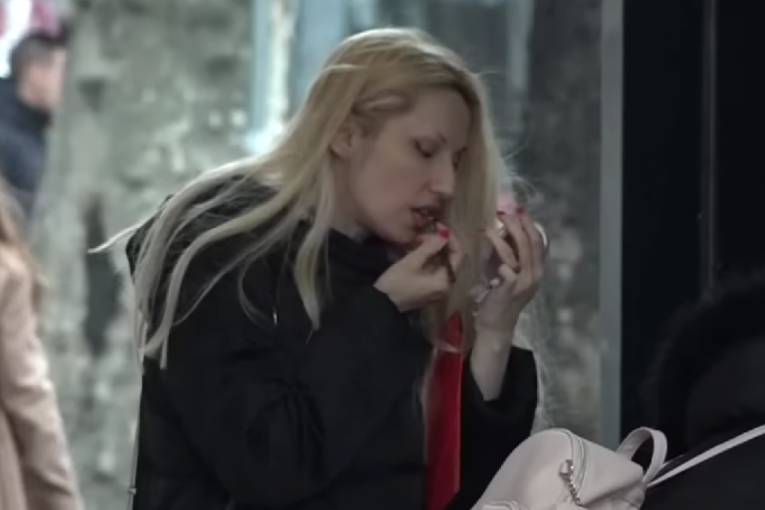 Paparaco Rada Manojlović u nesvakidašnjem izdanju, otkazala sve nastupe zbog problema sa zdravljem