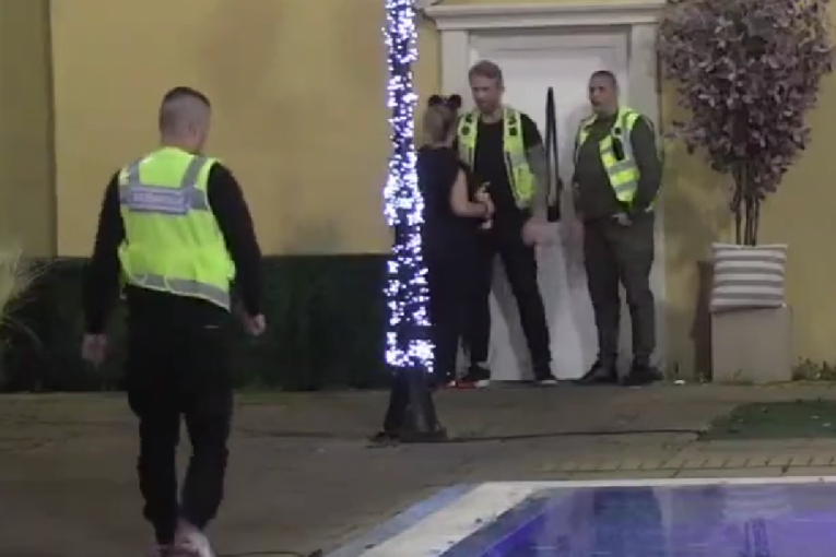 Miljana Kulić lupa na vrata toaleta kako bi prekinula vrelu akciju Zole i Anite Zadruga 6