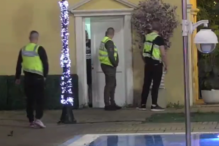 Miljana Kulić lupa na vrata toaleta kako bi prekinula vrelu akciju Zole i Anite Zadruga 6