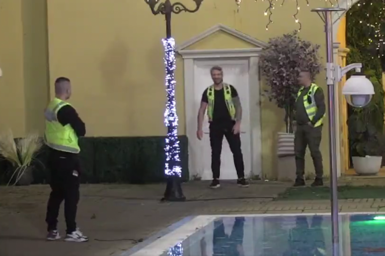 Obezeđenje čuva vrata kupatila kako bi Zola i Anita završila vrelu akciju na miru