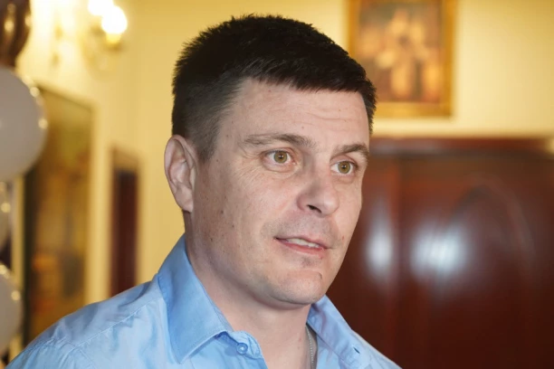 KAD GA BADŽA OKITI: Zavirite u momački stan Vuka Kostića, a tek da mu vidite FRIZURICU! HIT (FOTO)