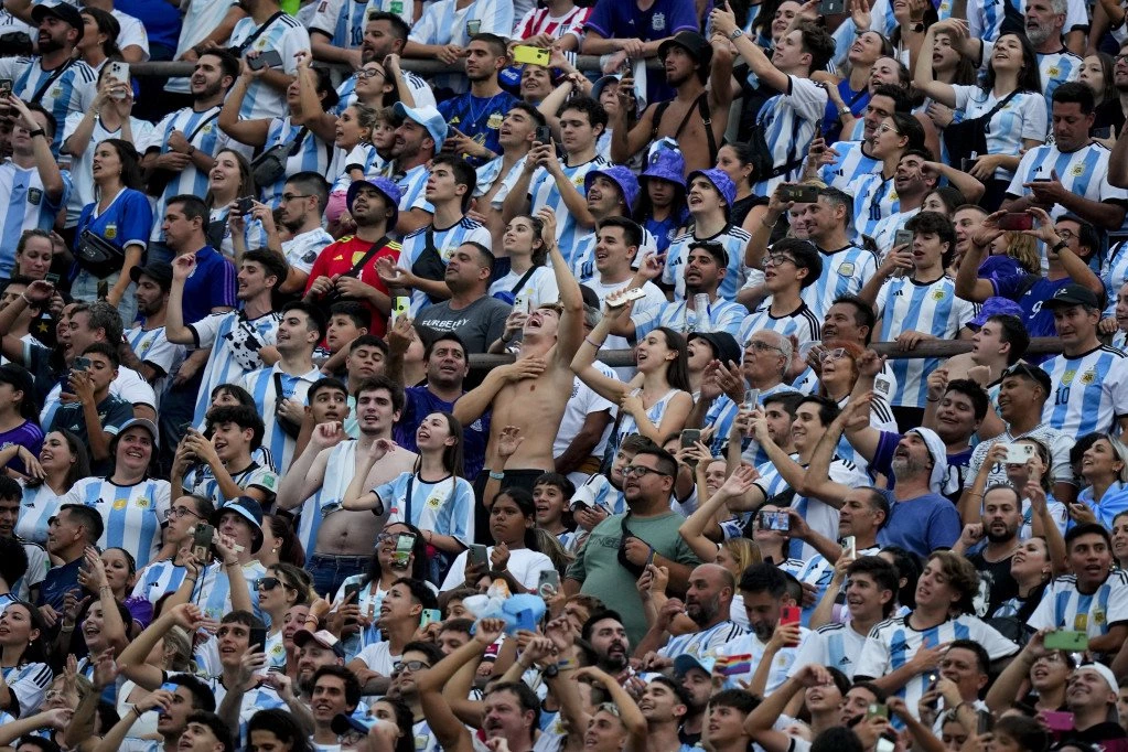 HAOS NA MUNDIJALU! Pucano na navijače Argentine - jedan čovek pogođen!