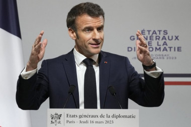 MAKRON DOŽIVEO DEBAKL U HAGU, DEMONSTRANTI MU PREKINULI GOVOR! Francuski predsednik ih upozorio: Doveli ste demokratiju u opasnost
