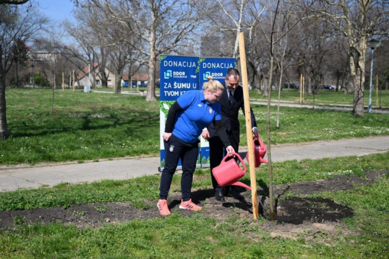 Frančesko maši i Zorana Arunović sadnja stabala