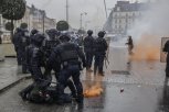 DEMOKRATIJA NA DELU: Demonstranti pale Francusku, policija ih leši od batina