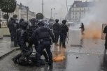 DEMOKRATIJA NA DELU: Demonstranti pale Francusku, policija ih leši od batina