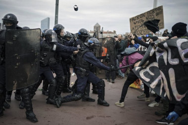 UŽAS NA ULICAMA FRANCUSKE: Demonstranti u Parizu blokirali aerodrom, u Marseju upali u železničku stanicu (VIDEO)