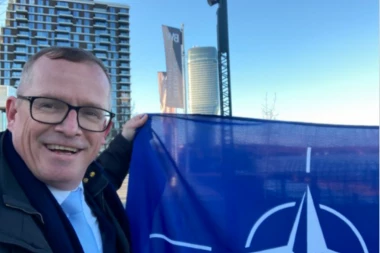 PROVOKACIJA NATO LOBISTE! Na današnji dan ŠIRI ZASTAVU AGRESORA usred Beograda