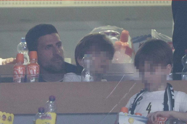 KUPIO IH: Grobari skandirali Đokoviću (VIDEO)