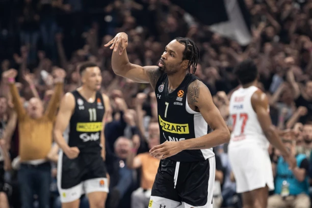 PARTIZAN SVE REDOM KIDA! Panter i Naneli PREGAZILI Olimpijakos - lider Evrolige PAO u grotlu Štark arene! (VIDEO, FOTO)