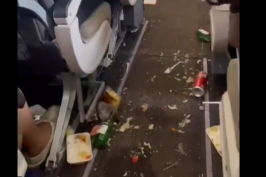 HAOS NA LETU ZA PORTUGAL! Turbulencija rasturila kabinu: Hrana, piće i poslužavnici leteli okolo! Povređeno 10 ljudi! (VIDEO)