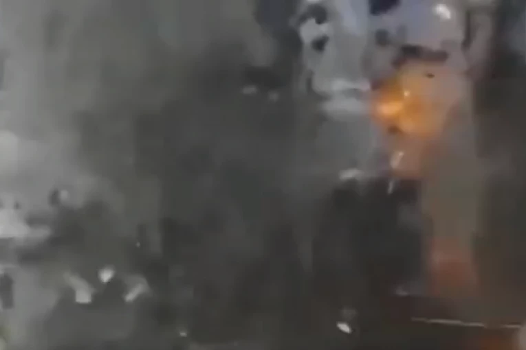 Dvoje poginulo, osmoro povređeno, devetoro nestalo! Jeziv snimak eksplozije u fabrici čokolade! Zgrada sravljena sa zemljom! (VIDEO)