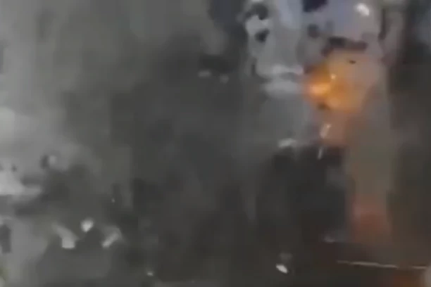 Dvoje poginulo, osmoro povređeno, devetoro nestalo! Jeziv snimak eksplozije u fabrici čokolade! Zgrada sravljena sa zemljom! (VIDEO)