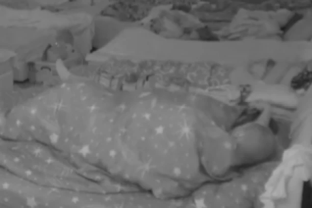 ŽESTOKA VRELA AKCIJA OTPOZADI! Zvezdan uhvatio Anđelu za glavu, pa se nabijao u nju pred punom sobom ljudi! (VIDEO)