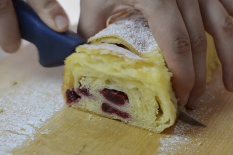 Žena seče pitu sa višnjama