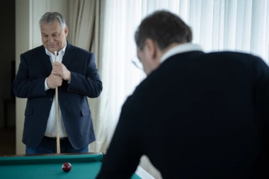 DAŠAK SVEŽEG VAZDUHA U BEOGRADU: Vučić i Orban odigrali partiju bilijara (FOTO)