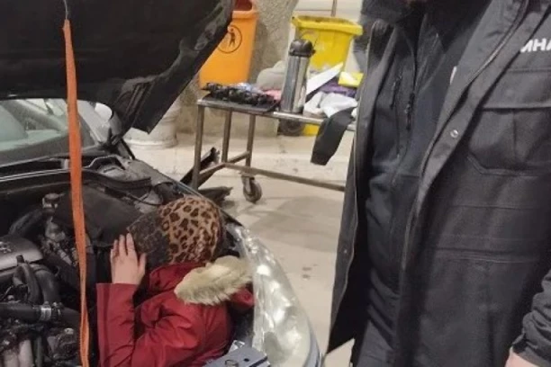 CARINICI NA GRADINI PRONAŠLI ŽENU U HAUBI! Nerealna scena na graničnom prelazu