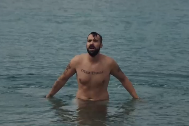 Miodrag Radonjić nag u seriji Južni vetar