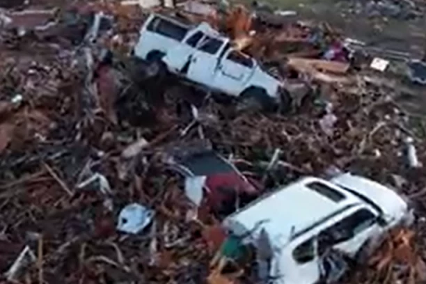 MOJ GRAD JE NESTAO, SRAVNJEN JE SA ZEMLJOM: Snažan tornado RAZORIO grad u Americi, potresni snimci zapanjili svet (FOTO,VIDEO)