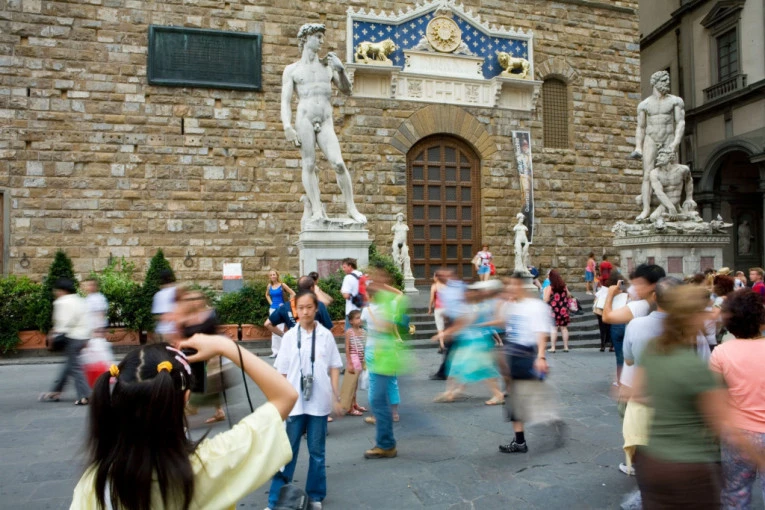 OSTAVKA ZBOG GOLOG DAVIDA: Direktorku američke škole roditelji prijavili da im deci pokazuje pornografiju