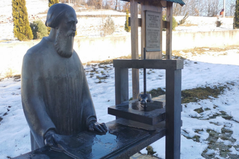 Spomenik samoukom monahu Teodosiju ispred manastira