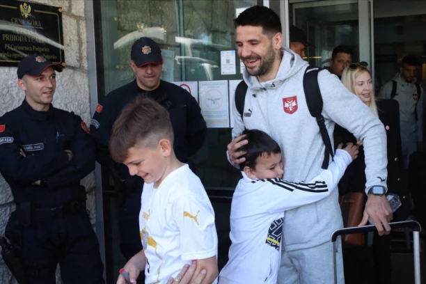 "ORLOVI" KAO KOD KUĆE: Pogledajte doček reprezentacije Srbije u Podgorici (VIDEO)