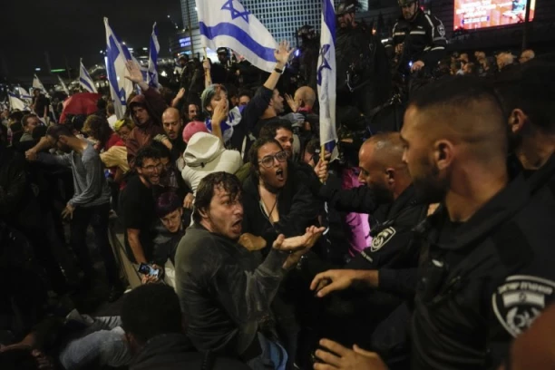 LOVE IH KAO ZEČEVE, PRIKRADAJU IM SE U CIVILU S LEĐA! Policija krenula u obračun sa demonstrantima, širom zemlje uhapšeno 25 osoba