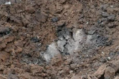 TROJE POVREĐENO, OŠTEĆENE ZGRADE I POMOĆNI OBJEKTI! Eksplozija napravila ogroman KRATER! Rusi o padu ukrajinskog drona kod Moskve!