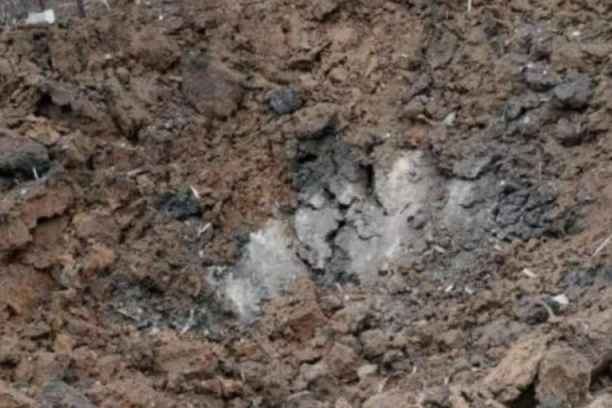 TROJE POVREĐENO, OŠTEĆENE ZGRADE I POMOĆNI OBJEKTI! Eksplozija napravila ogroman KRATER! Rusi o padu ukrajinskog drona kod Moskve!