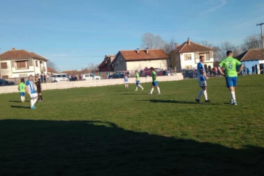 STANKOVIĆ I JOVANOVIĆ PO DVA PUTA U METU: Rad i Zemljoradnik podelili bodove na stadionu Rovče u Merošini!