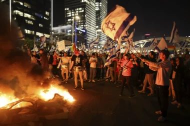 HAOS U IZRAELU POSLE SMENE MINISTRA ODBRANE! Hiljade ljudi na ulicama! Pale lomaču nasred auto-puta...! (VIDEO/FOTO)