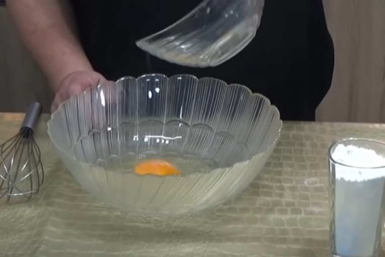 Sipanje jajeta u činiju