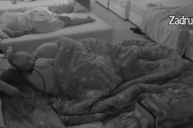 ZVEZDAN I ANĐELA U NALETU STRASTI: Đuričićka zavukla ruku pod jorgan, pa se zaigrala u krevetu sa Slavnićem! Vrela akcija samo što nije pala! (VIDEO)