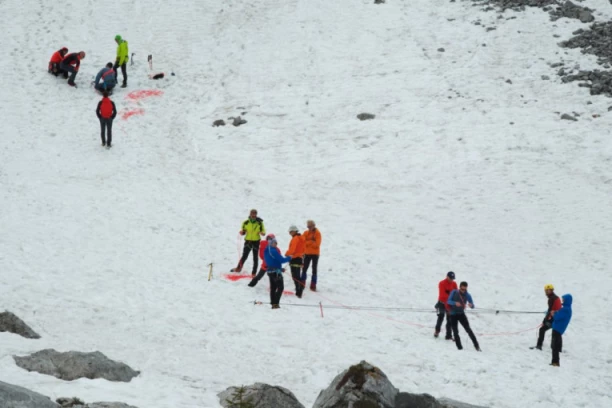 OLUJA ZAROBILA PLANINARE I TURISTE NA MONT EVERESTU! Drama na vrhuncu, spasioci u neviđenoj trci s vremenom (VIDEO)