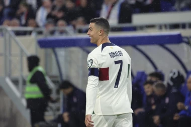 SKANDAL NA EVROPSKOM PRVENSTVU! Navijač UPAO na trening i NAPAO Ronalda! (VIDEO)