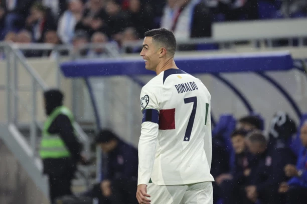 SKANDAL NA EVROPSKOM PRVENSTVU! Navijač UPAO na trening i NAPAO Ronalda! (VIDEO)