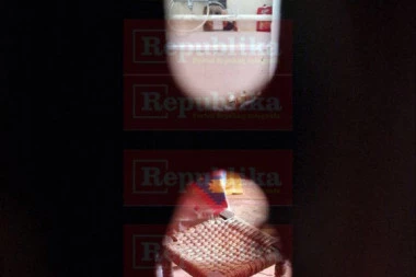 SMRAD TRULEŽI ŠIRI SE ZGRADOM NA ZVEZDARI! Ovo je stan u kome je monstrum držao ćerku kao roba: Gomile praznih kesa i smeća oko kade u kojoj je ležala devojčica (FOTO)