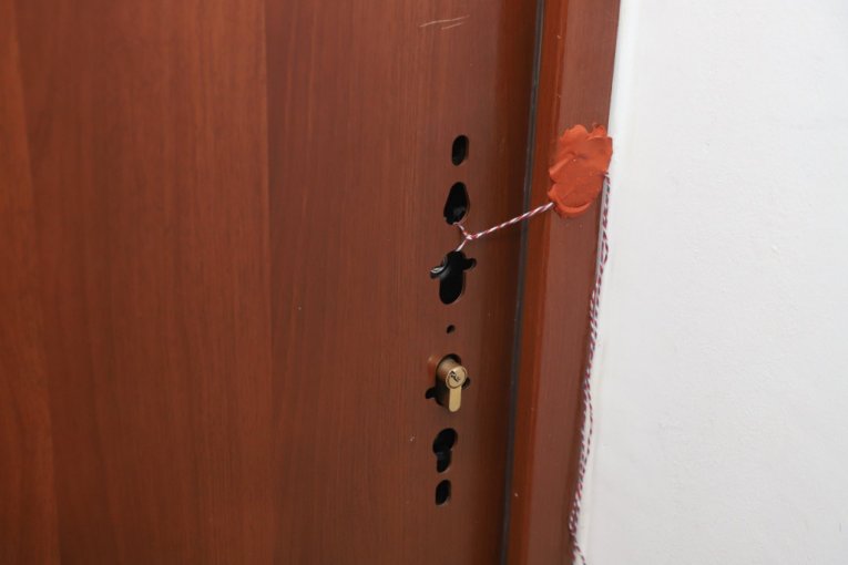 Zapečaćena vrata stana iz pakla