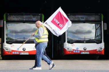 ŠTRAJK PARALISAO GRADOVE! Desetine hiljada radnika javnog prevoza na ulicama, traže kraće smene, duže pauze za odmor, veće plate za noćni i rad vikendom!