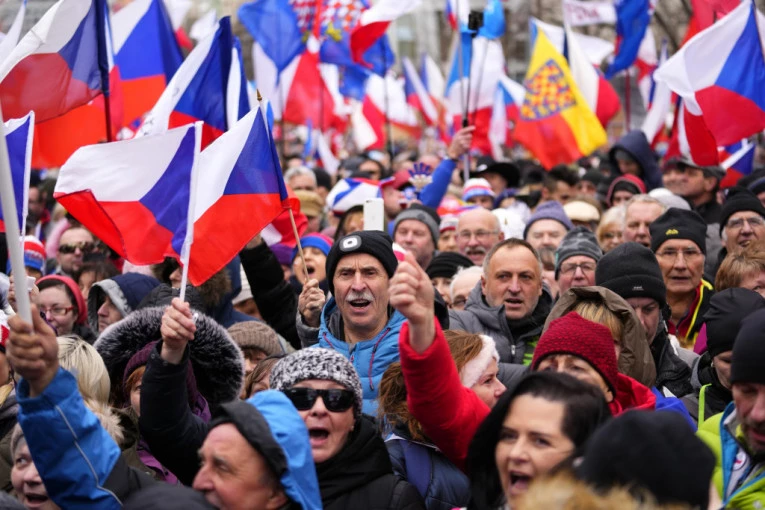 GORI EVROPA! Preti li Češkoj francuski scenario? Demonstranti blokirali zgradu Vlade (VIDEO)