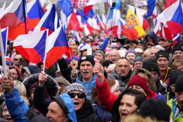 GORI EVROPA! Preti li Češkoj francuski scenario? Demonstranti blokirali zgradu Vlade (VIDEO)