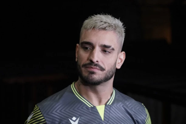 OSVANULA PRVA FOTKA DARKA LAZIĆA NAKON OPERACIJE: Pevač prikovan za krevet, evo kako se oseća! (FOTO)