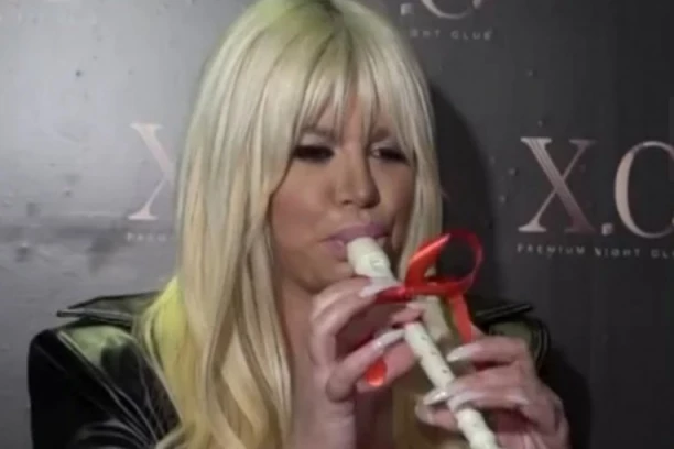 DARA FRULAŠICA PONOVO DUVA! Bubamara primila frulu na dar, pa zasvirala kako najbolje zna! (FOTO)