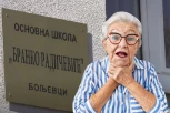 UČENIK UMALO UGUŠIO NASTAVNICU NA ČASU! Skandal u školi u Boljevcima! Ženu jedva spasla Hitna pomoć!