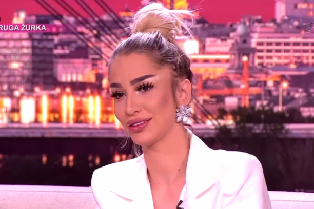 ISPLIVALA SKANDALOZNA FOTKA ALEKSANDRE NIKOLIĆ SA DVA STARIJA MUŠKARCA: Ovako je izgledala dok je radila kao animir dama! (FOTO)