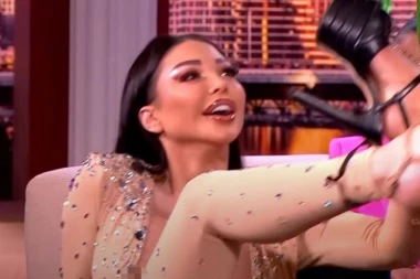 MAJI ISPALE GRUDI UŽIVO U EMISIJI! Zadrugarka digla noge uvis, namunjene CICE zbunile sve gledaoce! (FOTO)