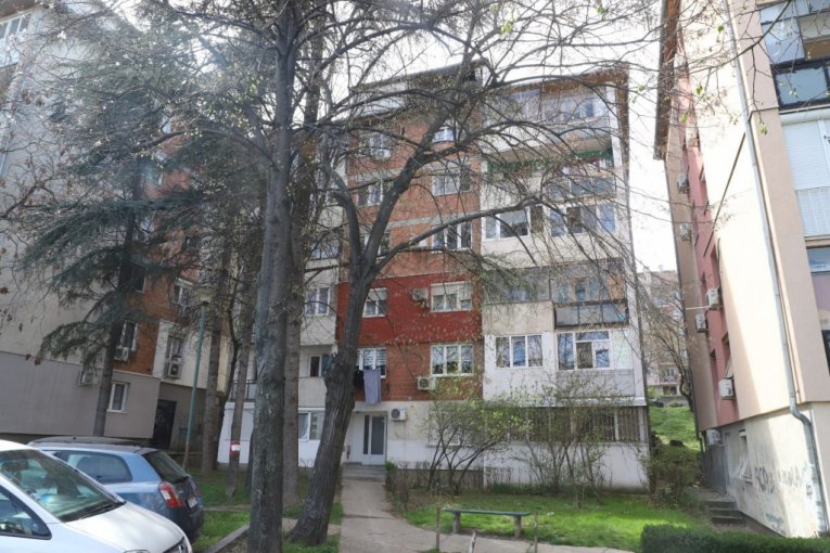 Zgrada u kojoj živi majka devojčice