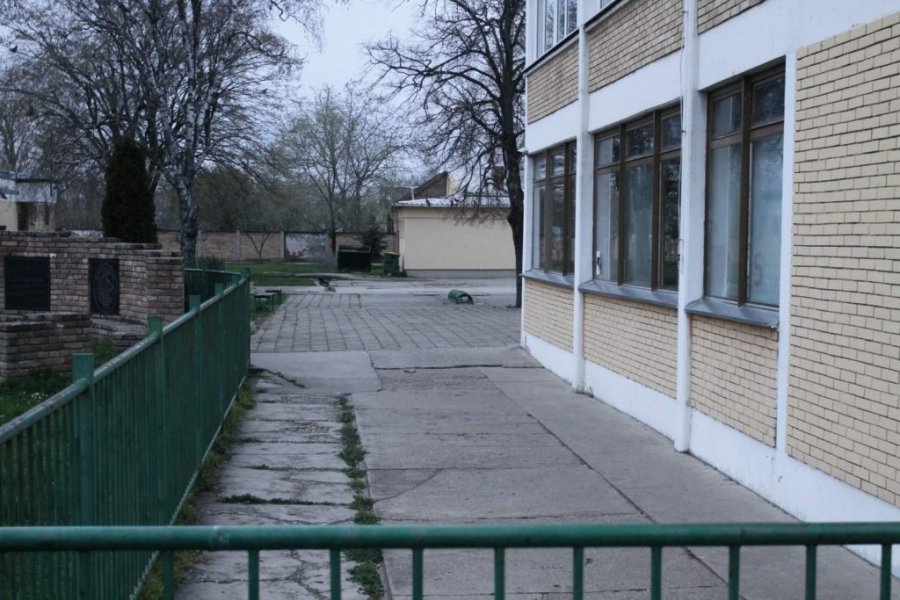 Dvorište škole u Kačarevu