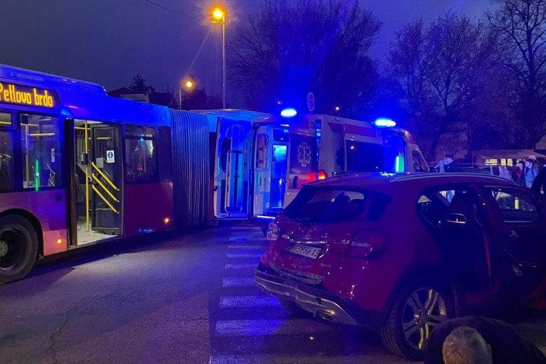 Sudar autobusa i automobila