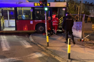 SAMO MU JE PALA GLAVA NA VOLAN! Stravična nesreća u Žarkovu, autobus se zakucao u autoplac, vozaču odjednom POZLILO (FOTO)